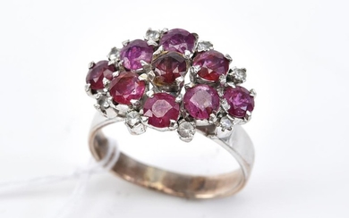 A RUBY AND WHITE STONE CLUSTER RING IN SILVER, SIZE O