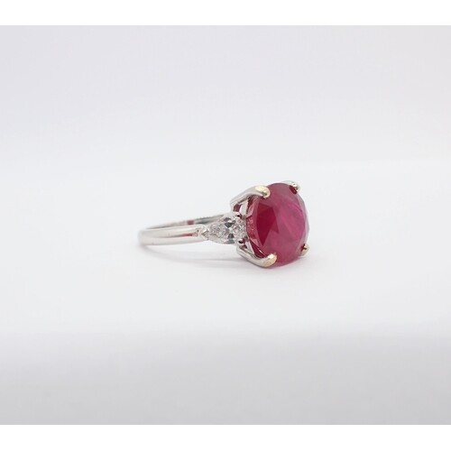 A Ruby and Diamond three stone Ring claw-set round ruby, 4.8...