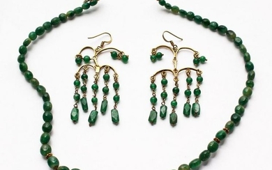 A SMALL GREEN BEAD NECKLACE, possibly natural emeralds