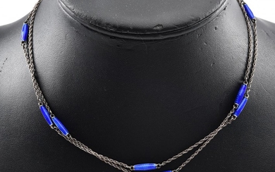 A VINTAGE GERMAN BLUE ENAMEL AND SILVER NECKLACE, TOTAL LENGTH 780mm