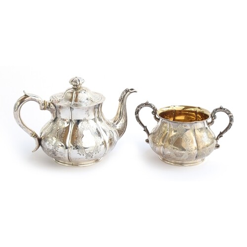 A Victorian silver teapot and sugar bowl, by Robert Hennell ...