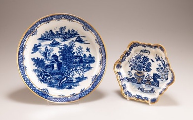 A WORCESTER BLUE AND WHITE TEAPOT STAND, 'BAT' PATTERN, CIRCA 1783-85