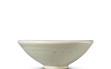 A 'Yaozhou' 'moon-white' glazed bowl, Northern Song / Jin dynasty | 北宋 / 金 耀州窰月白釉盌