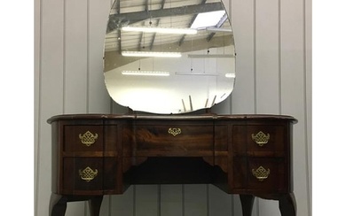 A beautiful, kidney-shaped mahogany dressing table. Five dra...