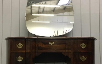 A beautiful, kidney-shaped mahogany dressing table. Five drawers, with...