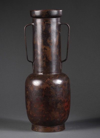 A bronze 'mallet-shaped' vase
