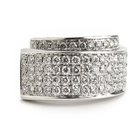 A diamond ring set with numerous brilliant-cut diamonds weighing a total of app. 2.98 ct., mounted in 18k white gold. F-G/VS. Size 55.5. Circa 2009.