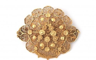 A 14 karat gold filigree brooch. A florally designed brooch with filigree and cannetille work. Elaborated with shell and flower motives. Second half of the nineteenth century. Gross weight: 12.9 g.