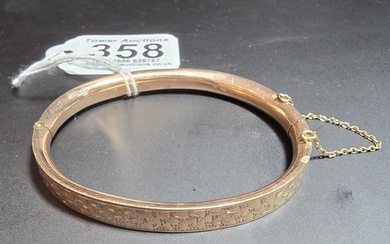 A good quality vintage 9ct rose gold hinged bangle featuring...