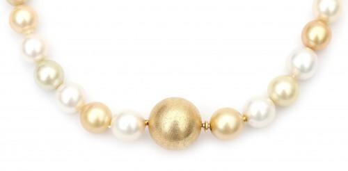 A multi colour single strand South Sea pearl necklace to an 18 carat gold clasp. Featuring thirty four cultured gold and white coloured South Sea pearls strung to a ball shaped bayonet clasp. Gross weight: 104.4 g.