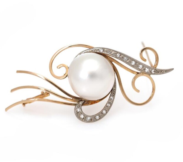 NOT SOLD. A pearl brooch set with a cultured Mabe pearl and numerous white stones, mounted in 18k gold and white gold. – Bruun Rasmussen Auctioneers of Fine Art