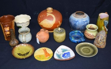 A quality collection of studio pottery, 17cm (16).