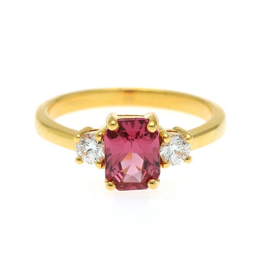 A spinel and diamond ring set with a fancy-cut spinel, app. 1.01 ct., flanked by two brilliant-cut diamonds totalling app. 0.23 ct., mounted in 18k gold.