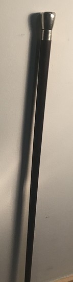 A walking stick with silver handle, engraved PSF, Shanghai, inspecteur G.J.H. Hendriks, 1937. L. 85 cm.
