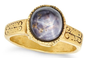 AN ANTIQUE STAR SAPPHIRE RING in yellow gold, in Byzantine style set with a round cabochon star