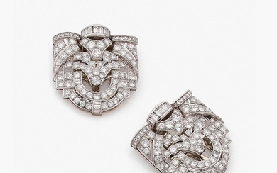 ANNEES 1930 PAIRE DE CLIPS DE REVERS A diamond and platinum pair of clips, circa 1930.