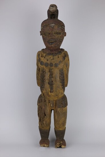 Afrique. Importante statuette Kuyu (République Démocratique du Congo). Un ancien et beau personnage polychrome debout...