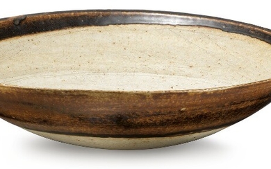 Alev Ebüzziya Siesbye: A large circular stoneware dish, partly decorated with brown glaze. H. 10.3–10.7 cm.