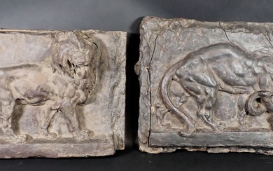 Alfred BARYE (1839-1882) : Lionne saisissant un serpent et Lion rugissant. Paire de reliefs en...