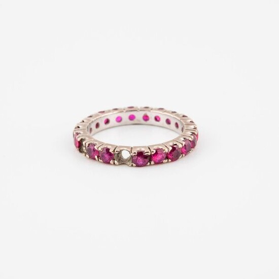 American wedding band in white gold (750) adorned with faceted round rubies in claw-set.