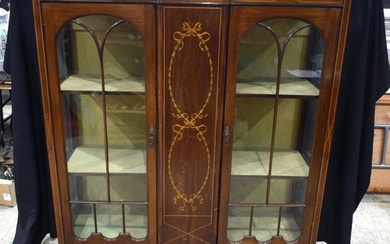 An Edwardian inlaid 2 door glazed display cabinet 151.5 x 121 x 41 cm.