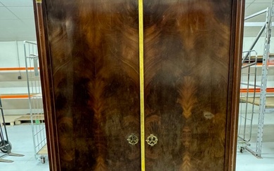 Armoire en placage d'acajou ouvrant par deux portes, ornementations de bronze, piètement griffe, de style...