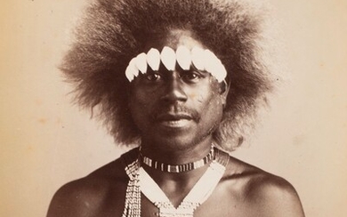Attribué au studio des Burton Brothers (1868-1898). Beau portrait d’un chef des îles Salomon paré...
