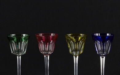 BACCARAT 12 verres à pied en cristal taillé partiellement coloré. Marqués. 1 retaillé. 1 avec...
