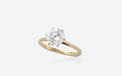 Bague de fiançailles en or et diamant Sertie d'un diamant rond de taille brillant pesant...