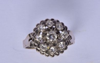 Bague en or gris 18K (750/oo), la plateau, formant rosace ajourée, centré d'un diamant taille...
