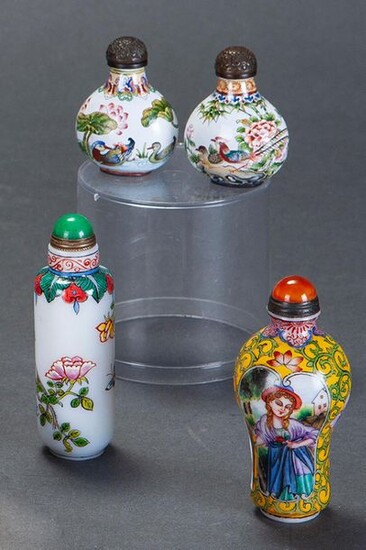 Batch of four snuff bottles, China pp. s. XX. Two in enamelled bronze with delicate decoration and two in opaline, one of them with flowers and insects and the second with painted scenes. All with marks on the base. Largest height: 9 cm. Salt