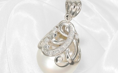 Beautiful unworn platinum South Sea pearl pendant with brilliant-cut diamonds