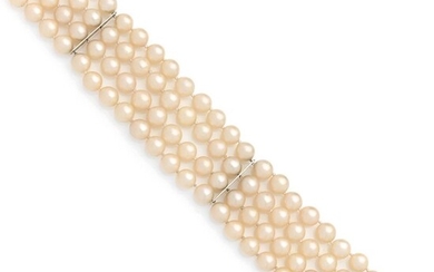 Bracelet composé de 4 rangs de perles de culture, ponctué de barrettes, agrémenté d'un fermoir...