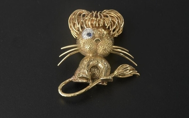 18k yellow gold brooch featuring a lion, sapphire and diamond eye.