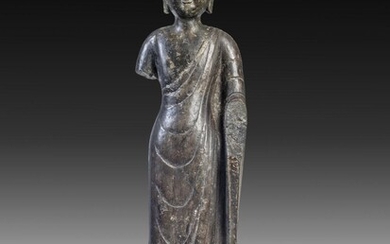 Buddha debout dans une posture hiératique , vêtu