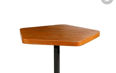 CHARLOTTE PERRIAND (1903-1999) Table pentagonale, le modèle initialement conçu vers [1976] pour la Résidence la...