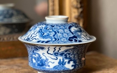 CHINE POUR LE VIETNAM - XIXe siècle Bol couvert en porcelaine décoré en bleu sous...