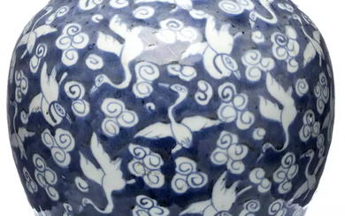 CHINE, XIXe siècle Jarre ovoide en porcelaine