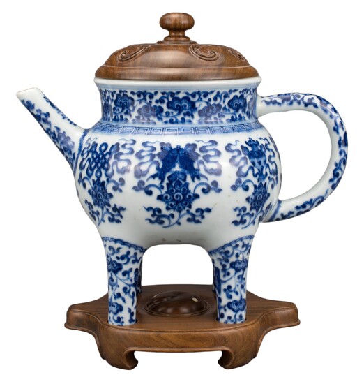 CHINESE BLUE AND WHITE PORCELAIN ‘BAJIXIANG’ EWER, MARK AND PERIOD...