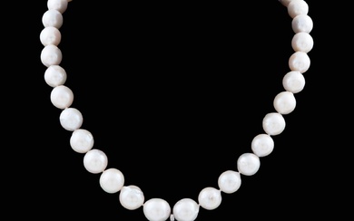 COLLIER DE PERLES DE CULTURE ET ARGENT STERLING Collier composé de perles de culture blanches...