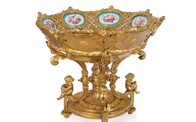 Centre de table Milieu du 19e siècle Assiettes en porcelaine de Sèvres Bronze doré au...