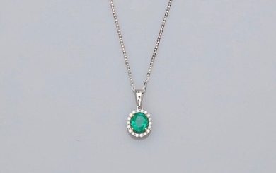 Chain and pendant in white gold, 750 MM, decorated with a pear-cut emerald weighing 0.60 carat in a row of diamonds, length 45 cm, 15 x 8 mm, weight: 1.75gr. rough.