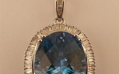Chaine et pendentif en or blanc centrée d'une importante topaze facéttée entourée de diamants baguettes. La bélière sertie de diamants baguette. L. 21 mm. PB. 6.1g.