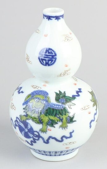 Chinese porcelain knob vase with Foo dogs in the cloud