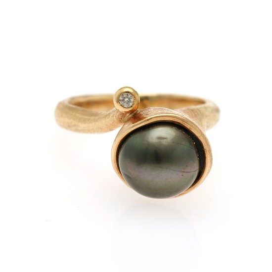 Christel Kaaber: A pearl and diamond ring set with a cultured Tahiti pearl and a brilliant-cut diamond, mounted in 14k gold with a satin finish. Size 54.