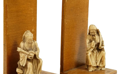 Coppia di fermalibri in legno con sculture raffiguranti saggi orientali in resina, cm h cm 20,5x10x10,5, (segni del tempo)