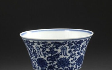 Coupe à pied en porcelaine bleu blanc Chine,... - Lot 58 - Daguerre
