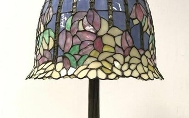 DALE TIFFANY LEADED GLASS TABLE LAMP, BRONZE BASE