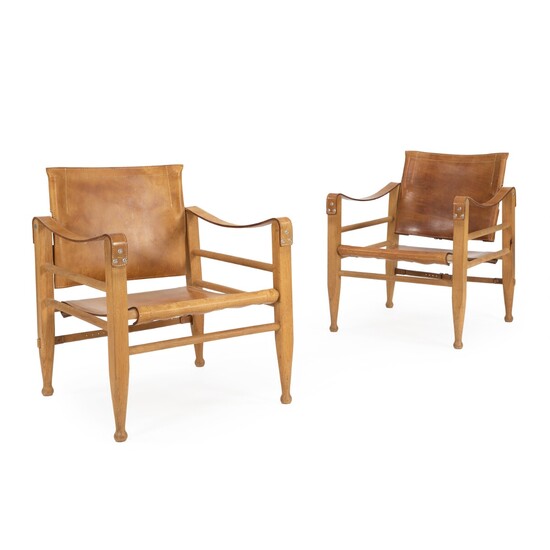 Danish furniture design: A pair of safari chairs of oak. Stretched with full grain leather. Cushions in seat upholstered with natural leather. (2)