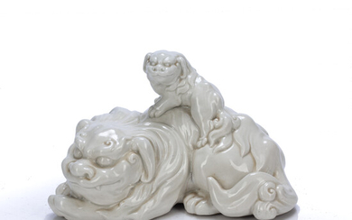 Dehua model of a lion and cub